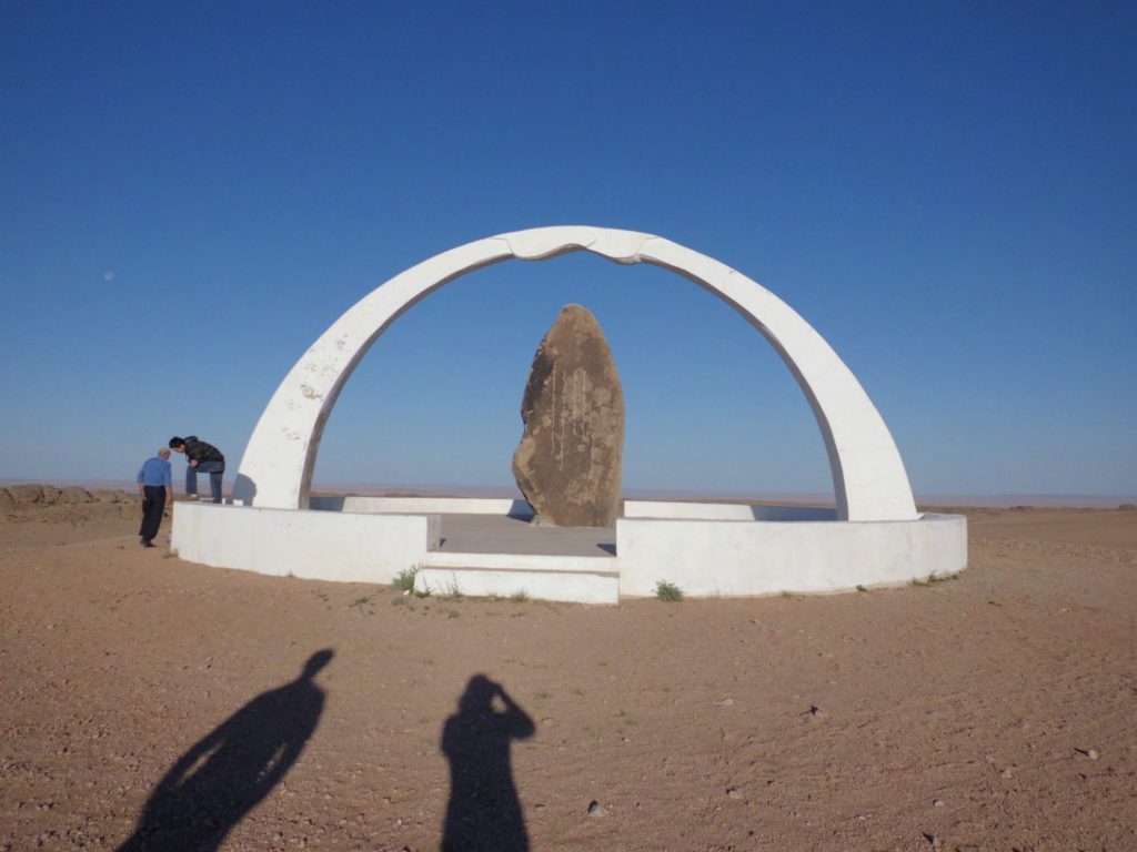 Monument in de Gobi woestijn Mongolië