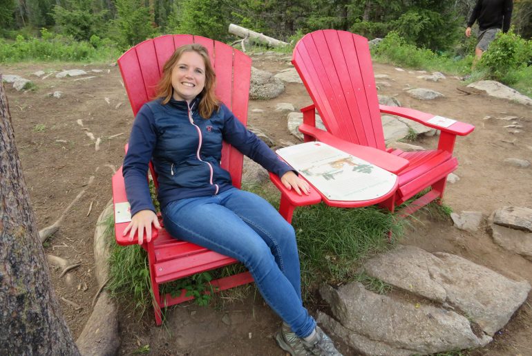 Hikes in Jasper en Banff: Valley of the five lakes | red chairs