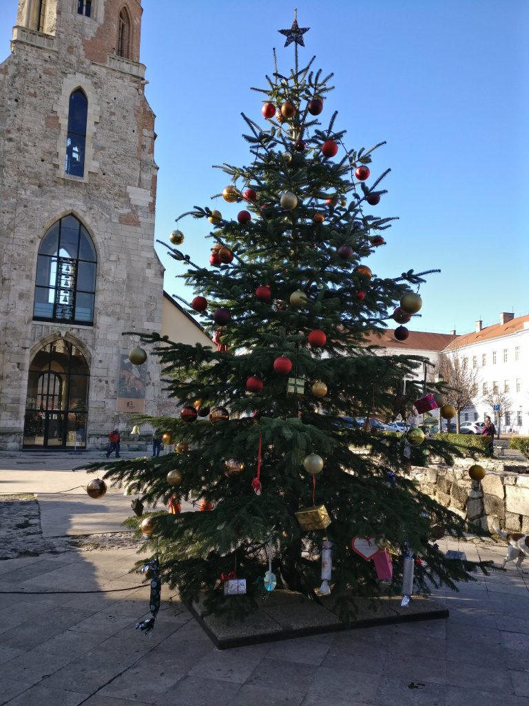 Kerstboom bij de Magdalena Kerk | Burchtheuvel | Boedapest