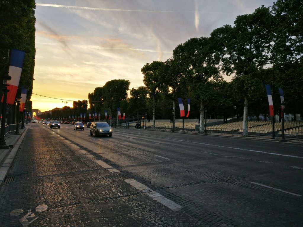 Stedentrip Parijs | Champs Elysées bij zonsondergang | De fiets is het ideale vervoermiddel om een stad te ontdekken! De leukste steden om op de fiets te ontdekken