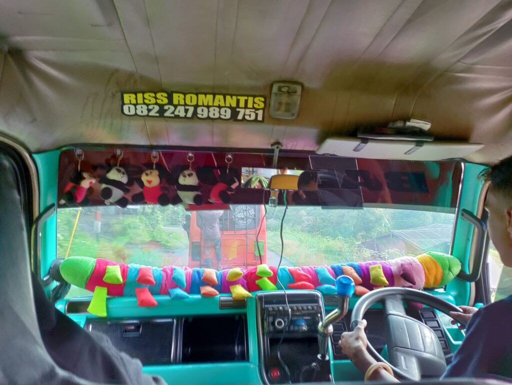 Met de minibus over de Trans Flores Highway