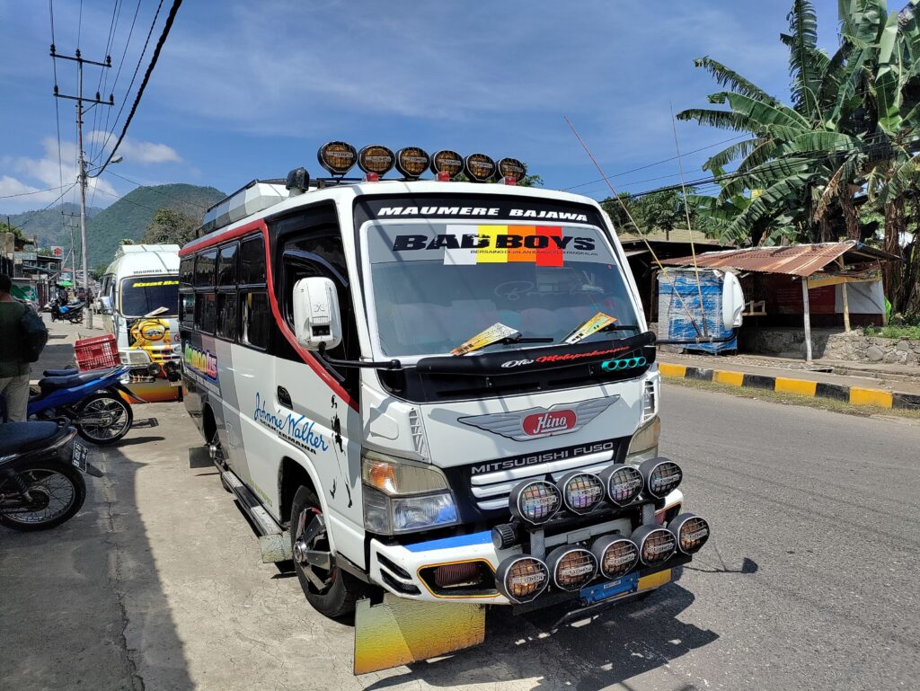 Met de minibus over de Trans Flores Highway