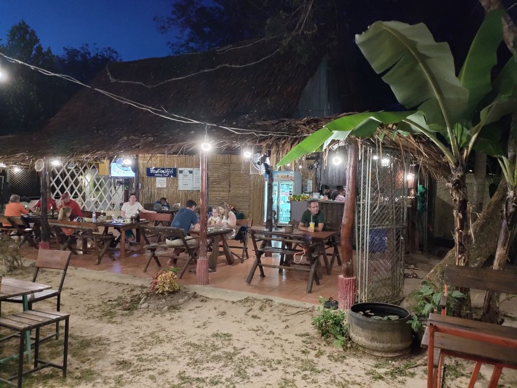 Romantisch dineren doe je bij Hilltop Restaurant Koh Mook Thailand