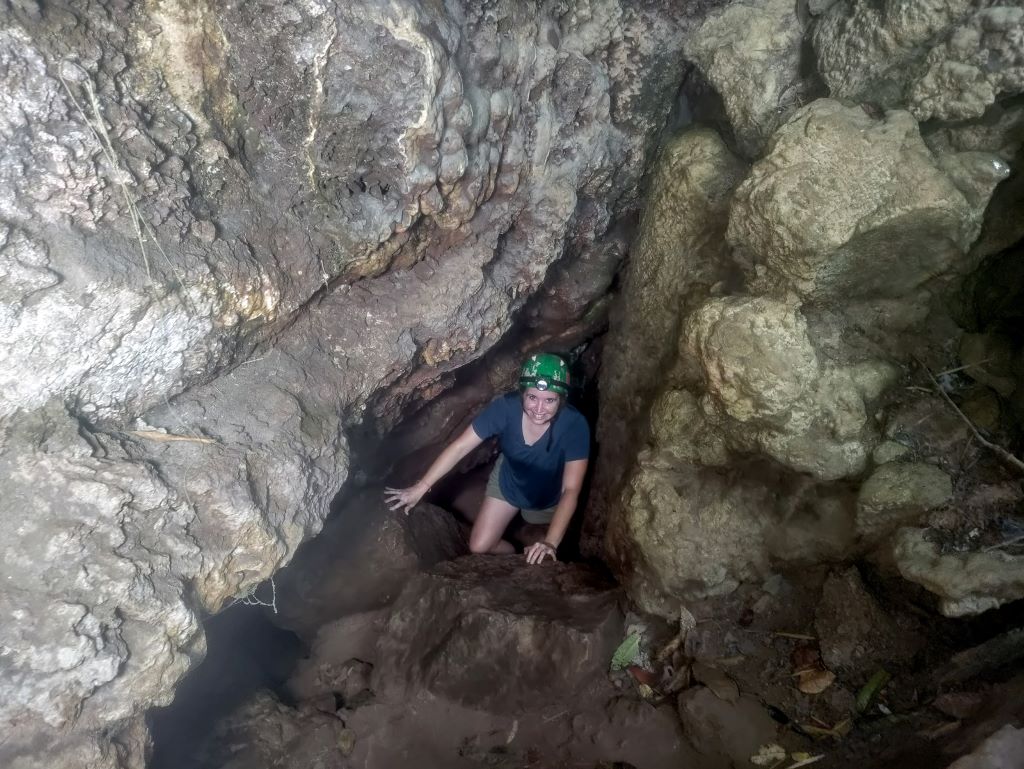 Klimmen en klauteren in de hairy cave bij Tham Nam Lod | Mae Hong Son Province | Thailand