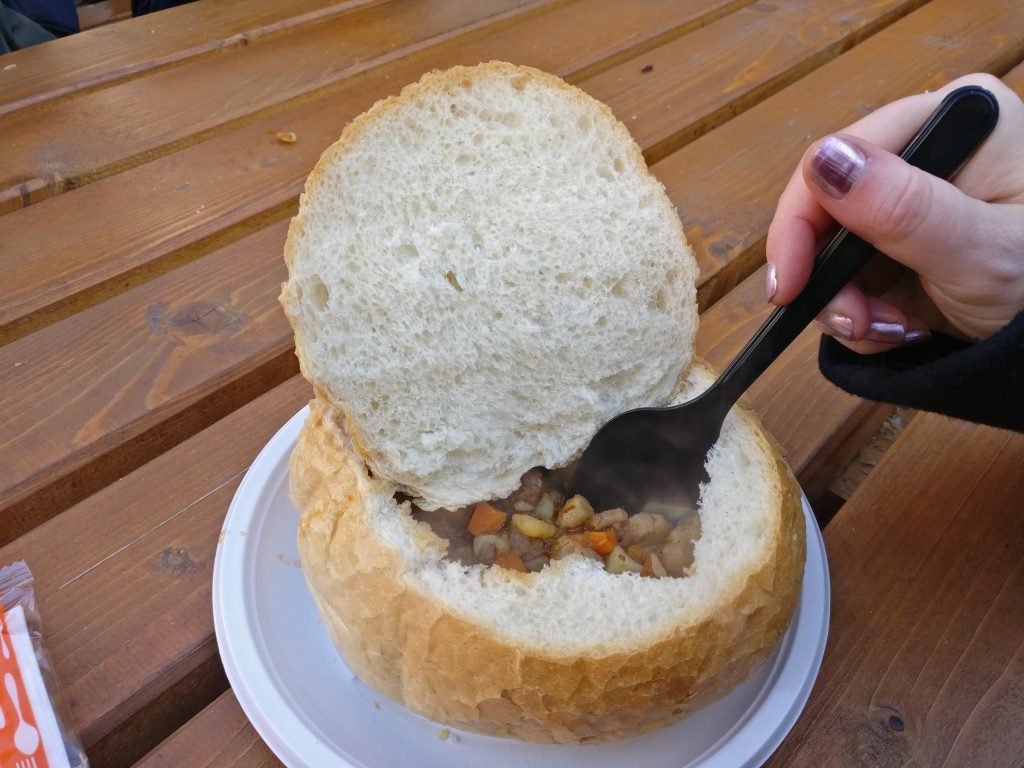 Goulash eten op de Kerstmarkt bij de St. Stefanusbasiliek(Szent István Bazilika)