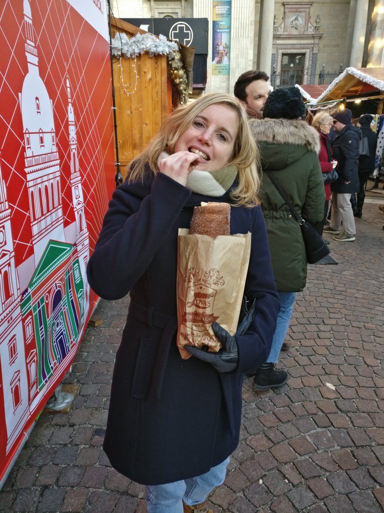 Schoorsteencake (kürtőskalács) snoepen op de Kerstmarkt bij de St. Stefanusbasiliek