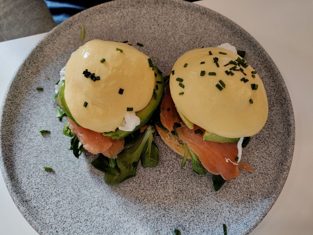 Ontbijt in Pilot Café Praag | Eggs Benedict