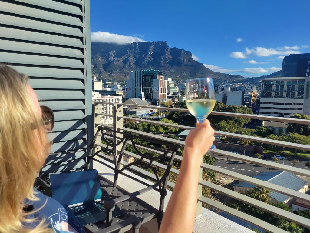 De dag afsluiten op ons balkon tijdens de workation in Kaapstad
