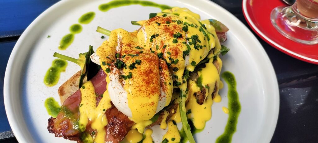 Hele lekkere eggs benedict bij The Charles in Kaapstad