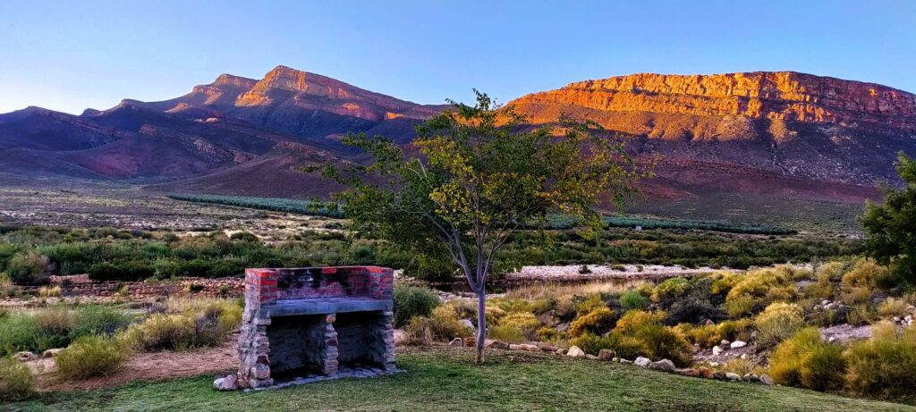 Uitzicht vanaf het terras van Leeustert, ons huisje op Mount Ceder