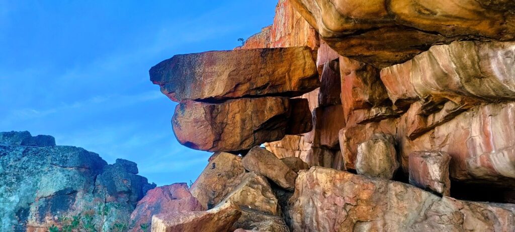 Gestapelde rotsblokken in Stadsaal Caves