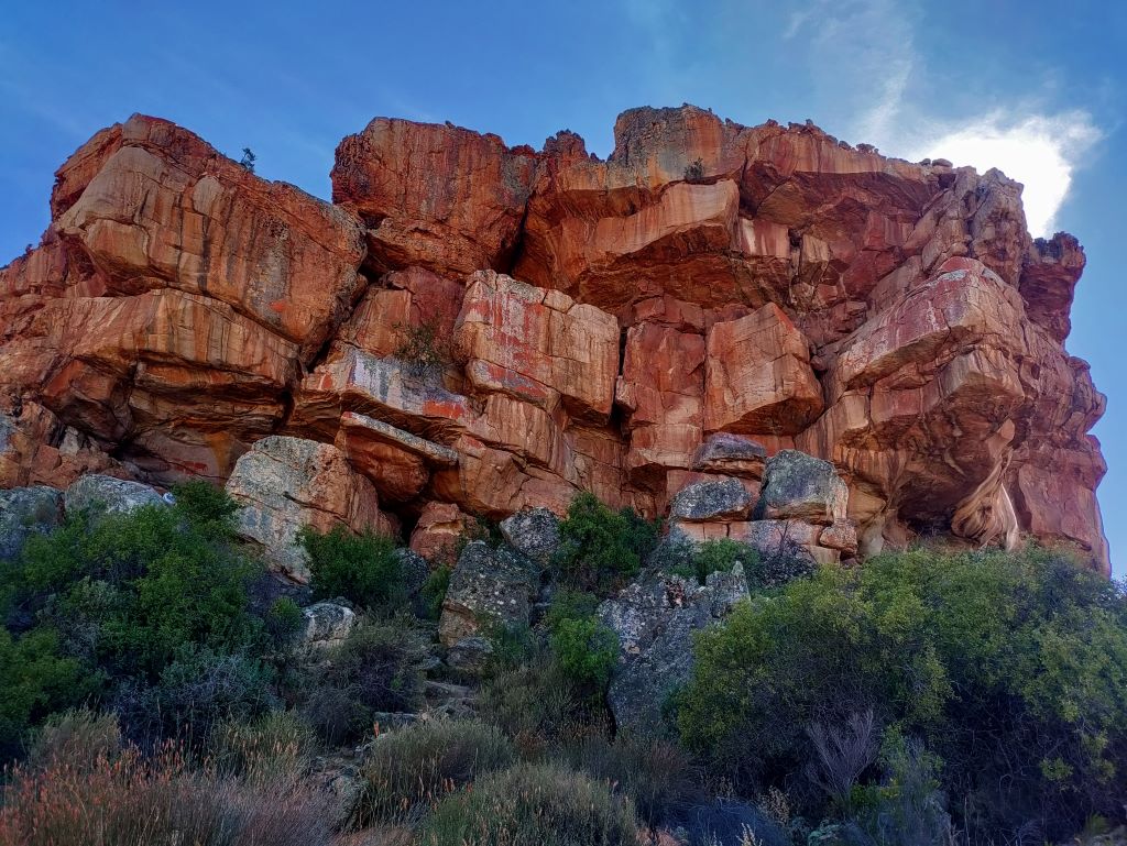De indrukwekkende rotsformaties van Stadsaal hebben niet alleen bijzondere vormen, maar ook een prachtige kleur rood.